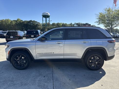 New 2025 Jeep Grand Cherokee Altitude image 4