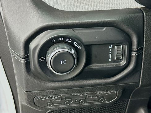 Used 2025 Jeep Wrangler Sahara image 17