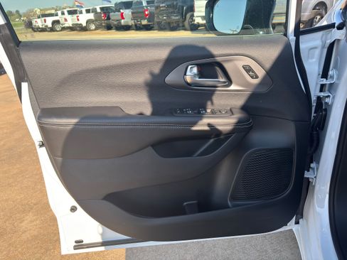 New 2026 Chrysler Pacifica Select image 6