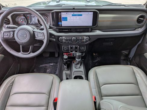 Used 2025 Jeep Gladiator Mojave w/ Convenience Group AWD/4WD image 16