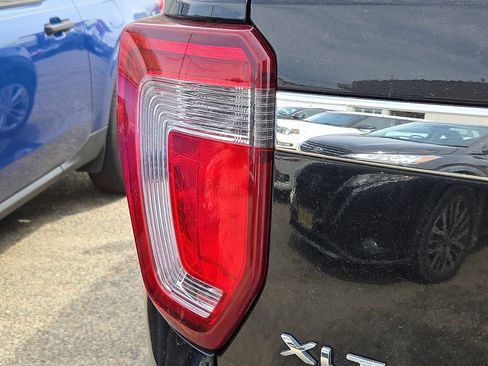 Used 2018 Ford Explorer XLT w/ Equipment Group 202A image 8