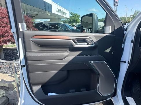 New 2026 GMC Sierra 2500 Denali w/ Denali Reserve Package AWD/4WD image 11