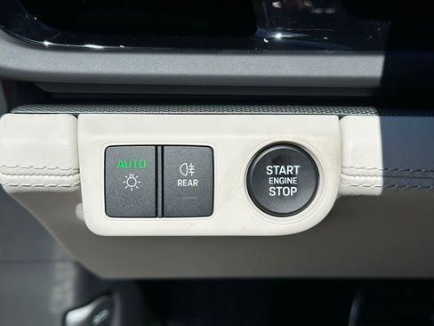 Used 2026 Porsche Panamera image 33