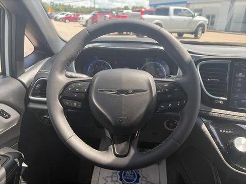 Used 2025 Chrysler Pacifica Limited FWD image 14
