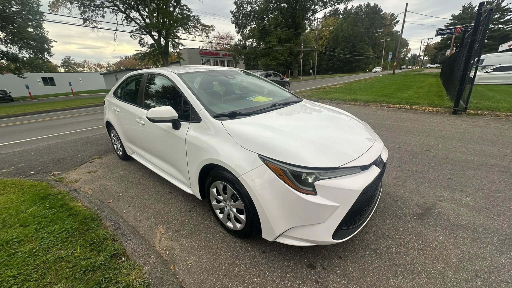 Used 2021 Toyota Corolla LE FWD image 3