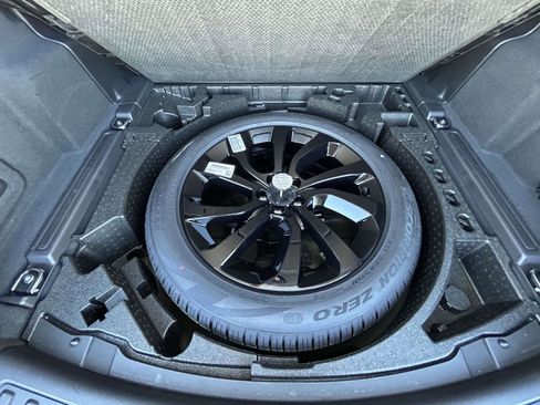 Used 2025 Land Rover Discovery Sport Dynamic SE image 18