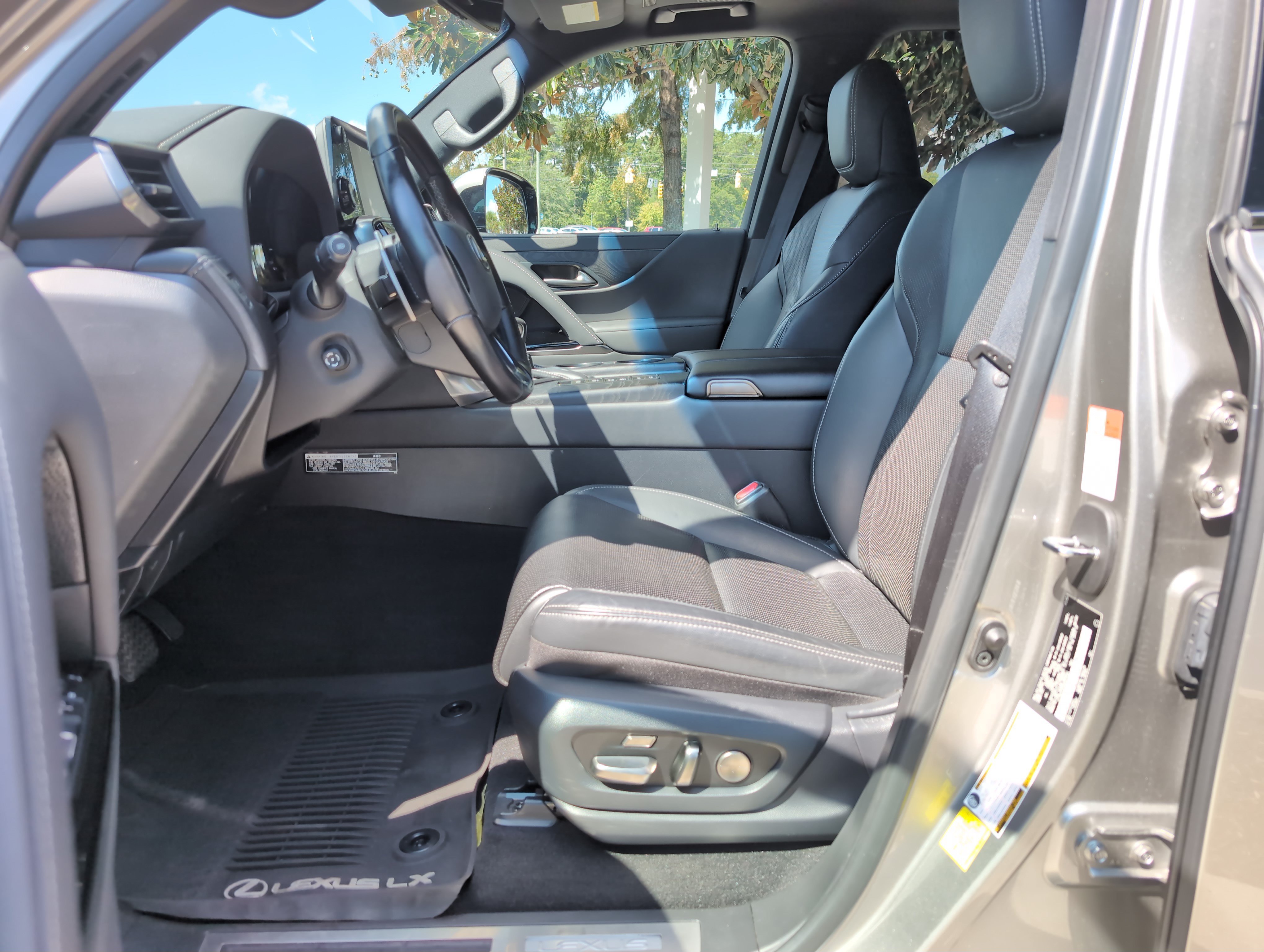 Used 2024 Lexus LX 600 4WD w/ Luxury Package image 16