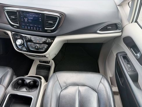 Used 2018 Chrysler Pacifica Touring-L Plus FWD image 19