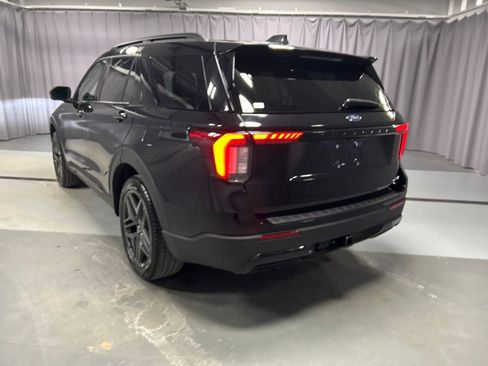Used 2025 Ford Explorer ST-Line w/ ST-Line Street Pack image 5