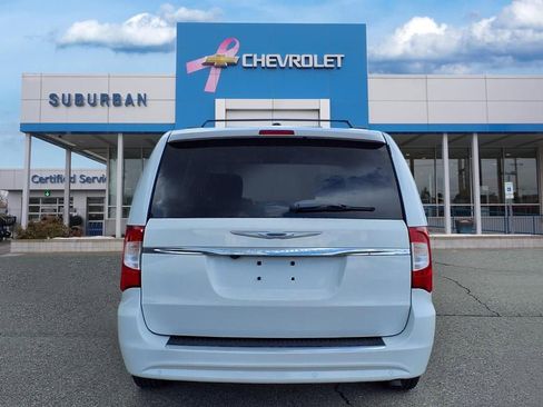 Used 2016 Chrysler Town & Country Touring-L image 6