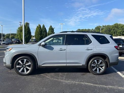 Used 2025 Honda Pilot Touring image 10