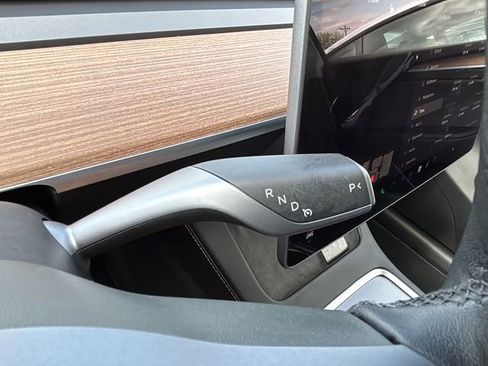 Used 2025 Tesla Model Y Long Range AWD/4WD image 23