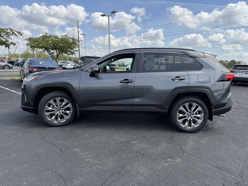 Used 2021 Toyota RAV4 XLE Premium AWD/4WD image 5