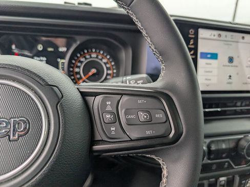 Used 2025 Jeep Gladiator Sport AWD/4WD image 13