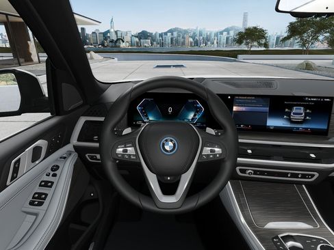 New 2025 BMW X5 xDrive50e w/ Climate Comfort Package image 13