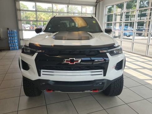 Used 2025 Chevrolet Colorado ZR2 w/ Technology Package AWD/4WD image 4