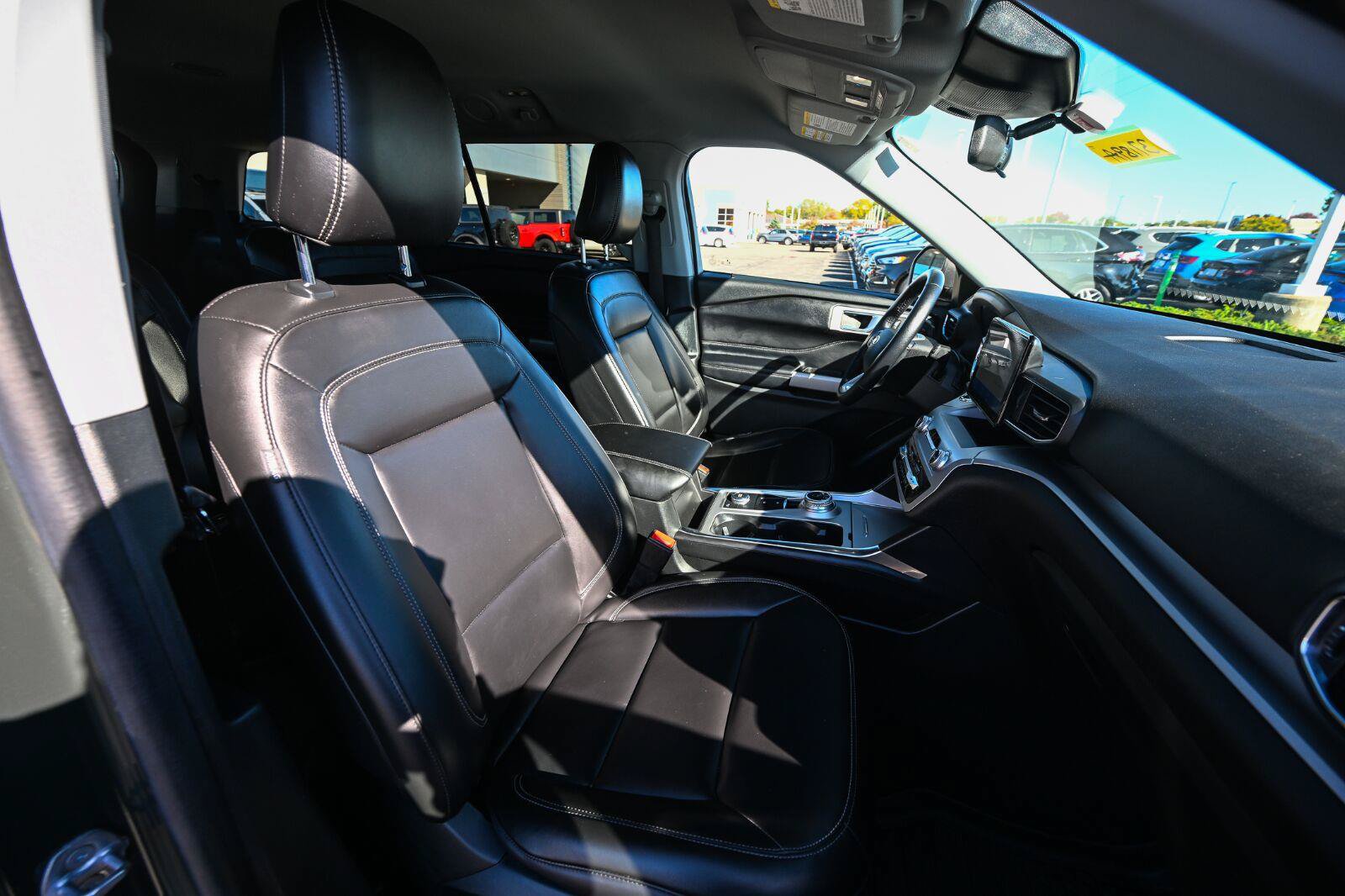 Used 2022 Ford Explorer XLT w/ Equipment Group 202A AWD/4WD image 26