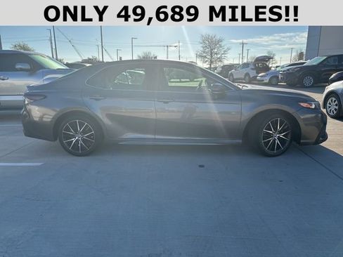 Used 2023 Toyota Camry SE image 2