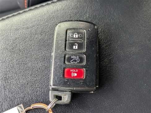 Used 2017 Toyota RAV4 SE image 32