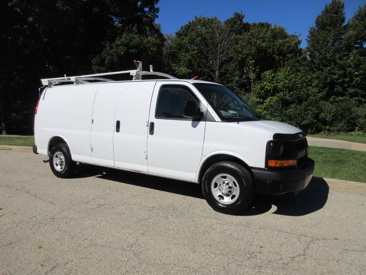 Used 2016 Chevrolet Express 3500 Extended RWD image 3