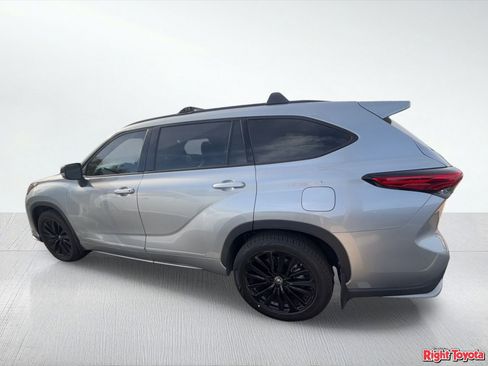 Used 2023 Toyota Highlander XSE image 3