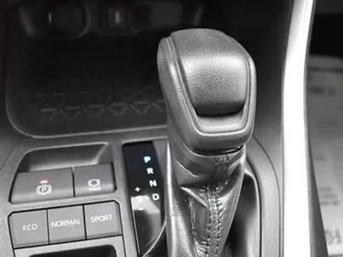 Used 2020 Toyota RAV4 LE FWD image 34