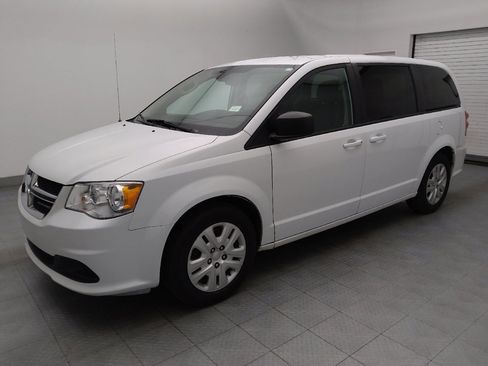 Used 2018 Dodge Grand Caravan SE w/ UConnect Hands-Free Group image 2
