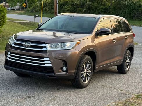 Used 2017 Toyota Highlander XLE FWD image 9
