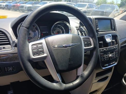 Used 2016 Chrysler Town & Country Touring w/ Driver Convenience Group FWD image 15