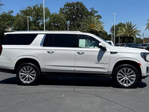 Used 2024 GMC Yukon XL Denali w/ Advanced Technology Package AWD/4WD image 2