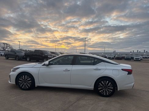 Used 2023 Nissan Altima 2.5 SV w/ SV Premium Package image 13