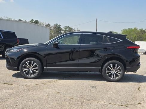 Used 2022 Toyota Venza LE image 2
