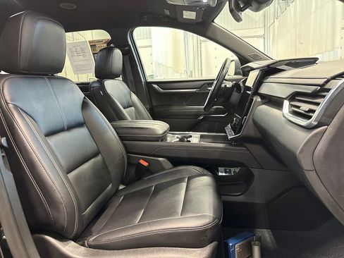 Used 2025 GMC Acadia Elevation w/ Elevation Premium Package image 34