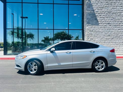 Used 2018 Ford Fusion SE FWD image 2