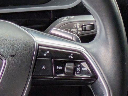 Used 2022 Audi e-tron Premium w/ Convenience Plus Package image 22