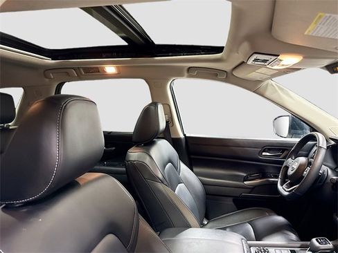 Used 2024 Nissan Pathfinder SL w/ SL Premium Package image 33