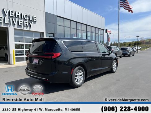 Used 2023 Chrysler Pacifica Touring-L FWD image 9