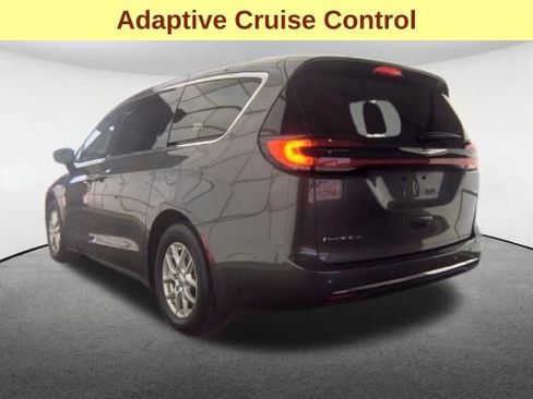 Used 2023 Chrysler Pacifica Touring-L FWD image 8