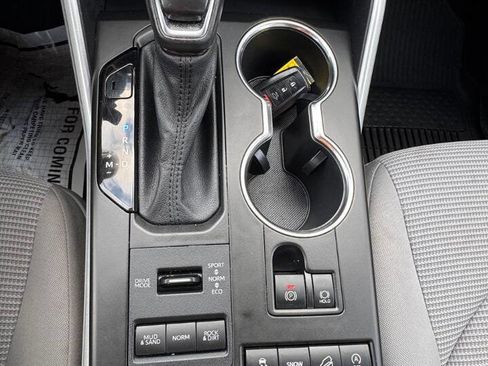 Used 2021 Toyota Highlander LE image 10