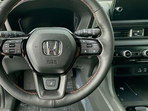 Used 2025 Honda Pilot TrailSport image 16