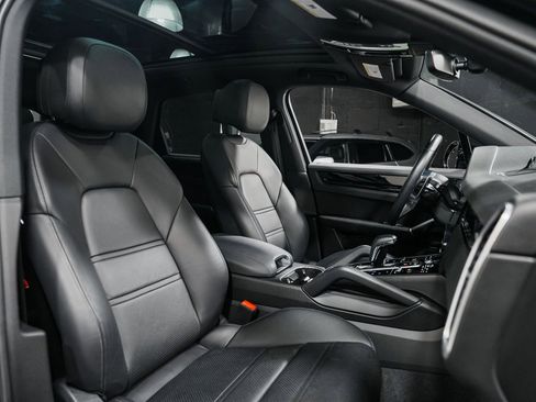 Used 2023 Porsche Cayenne w/ Premium Package image 36