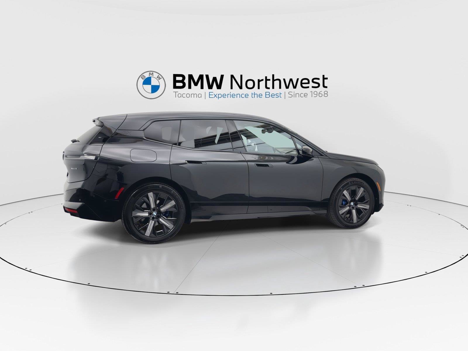 Used 2025 BMW iX xDrive50 w/ Premium Package AWD/4WD image 4