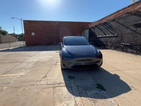 Used 2023 Tesla Model Y Long Range AWD/4WD image 3
