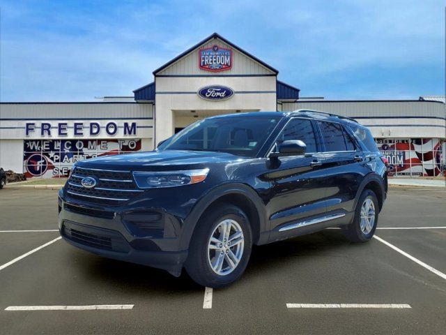 Used 2023 Ford Explorer XLT AWD/4WD image 2