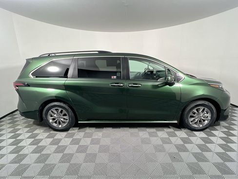 Used 2025 Toyota Sienna XLE image 2