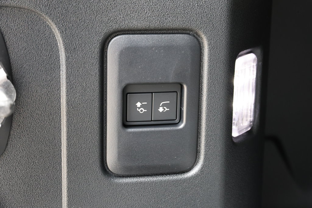 New 2026 Land Rover Defender 110 X-Dynamic SE AWD/4WD image 7