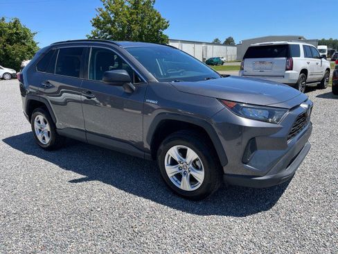 Used 2021 Toyota RAV4 LE AWD/4WD image 4