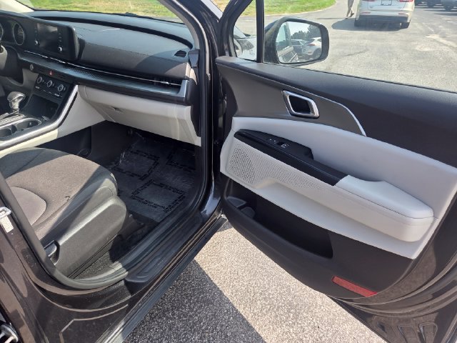 Used 2022 Kia Carnival LX FWD image 29