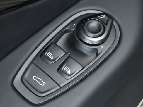 Used 2025 Aston Martin V8 Vantage Coupe image 22