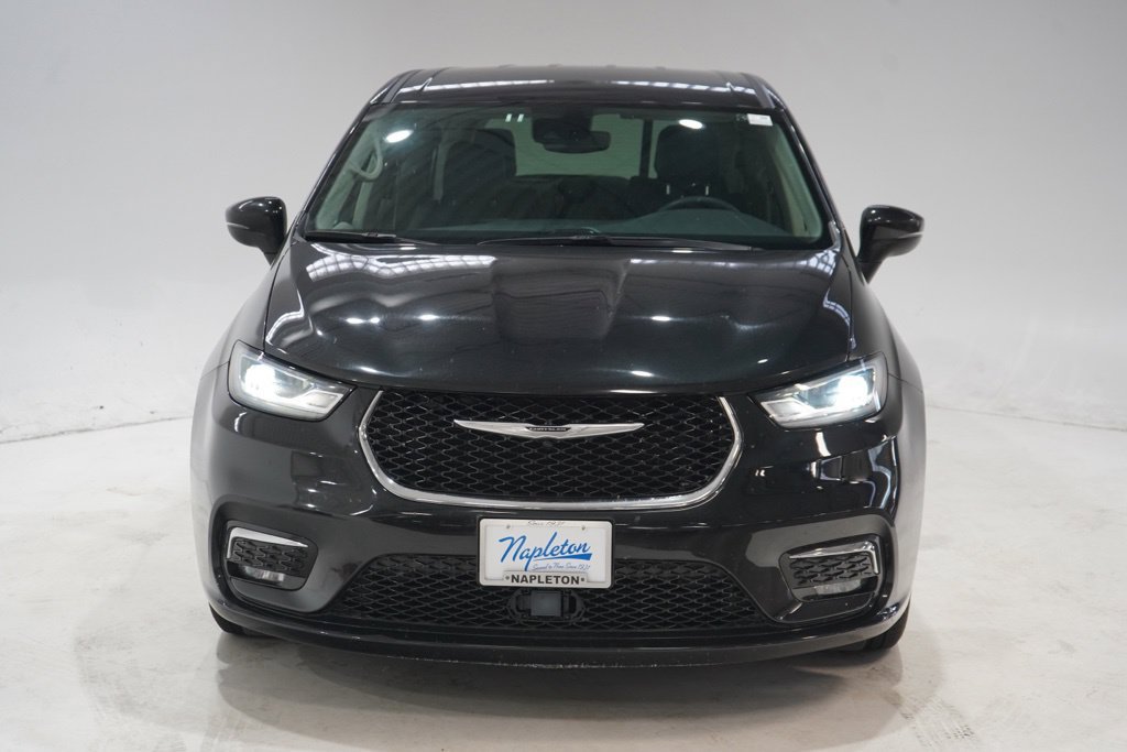 Used 2023 Chrysler Pacifica Touring-L FWD image 2